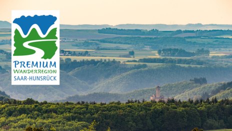 Blick &uuml;ber die T&auml;ler mit Logo der Premium Wanderregion Saar-Hunsr&uuml;ck | &copy; Klaus Peter Kappest