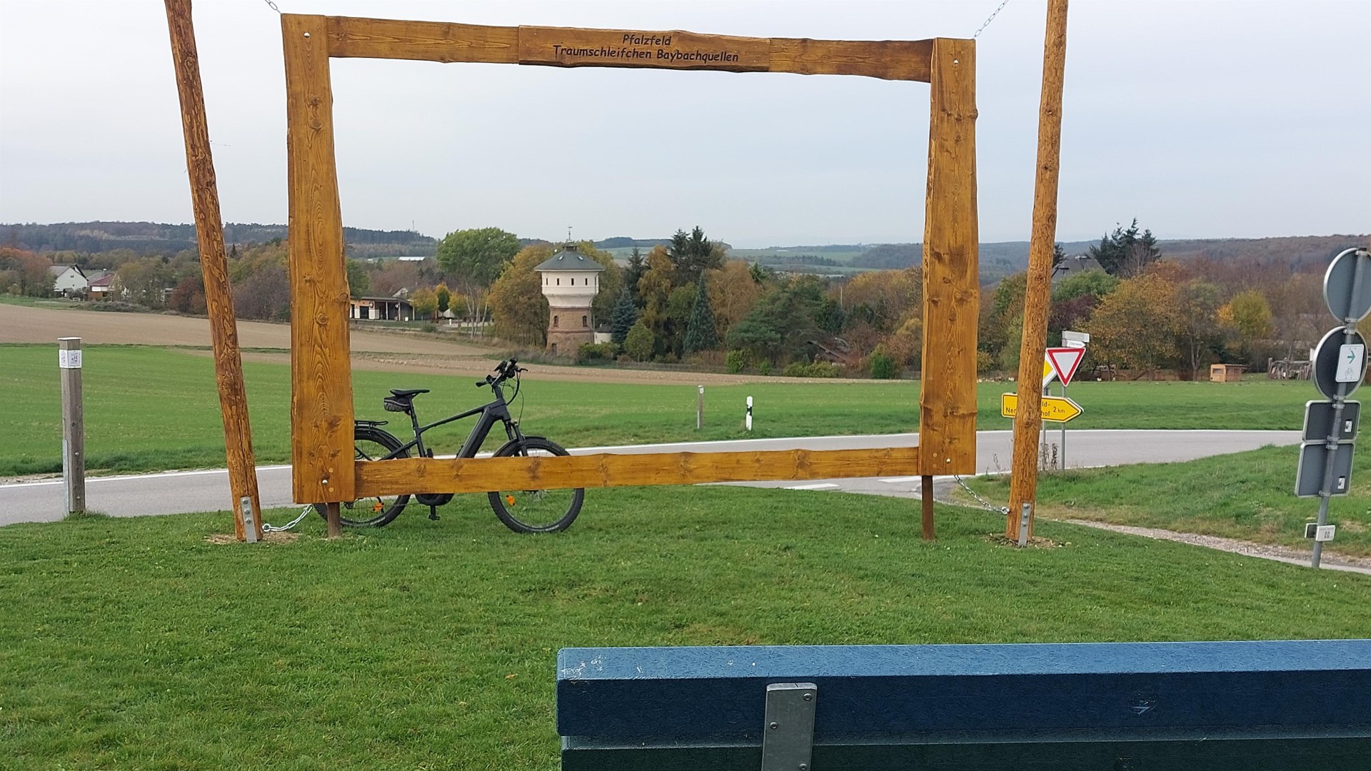 Rahmen Wasserturm mit Fahrrad | © TIO Hunsrück-Mittelrhein
