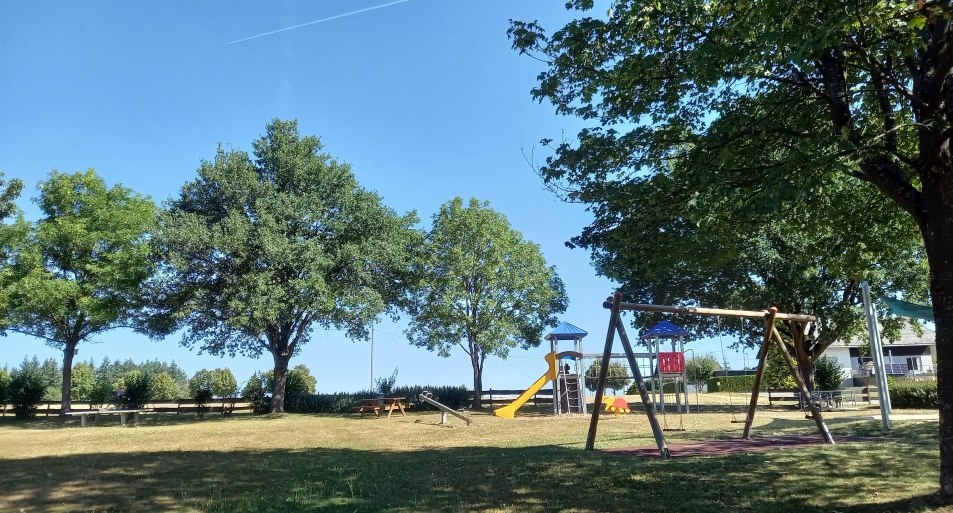 Spielplatz mit Picknickbank | &copy; C. Vogt