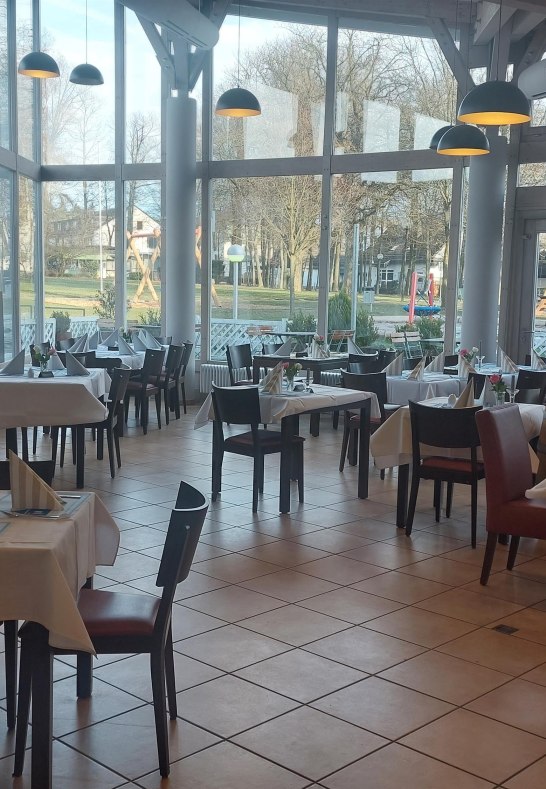 Gastraum mit Parkblick | &copy; T. Biersch