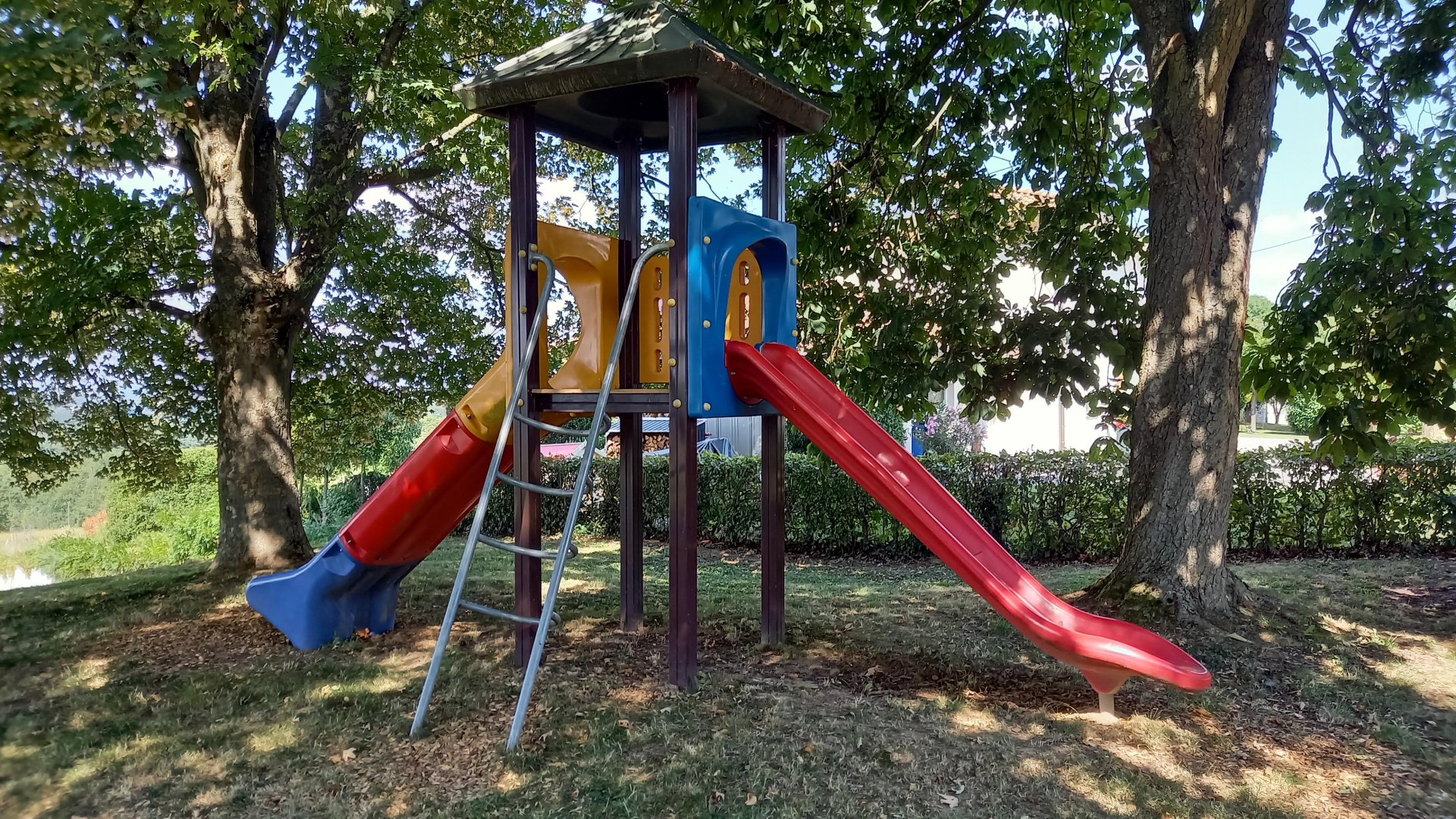 Spielturm mit Rutsche | &copy; C. Vogt